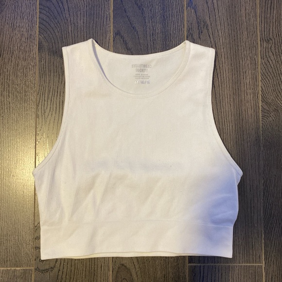 white crop top , tank top - Picture 1 of 3
